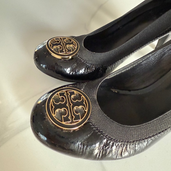 Tory Burch Caroline Patent Pumps with Gold Logo - 6.5 - Picture 5 of 6